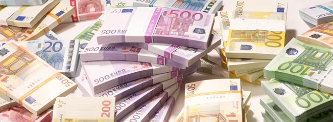 viele Geld-Bündel an Euro-Scheinen